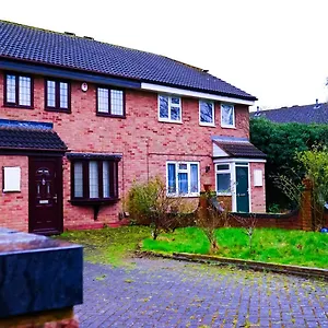 4-bedroom-house-near-birmingham-airport-and-nec.hotelsin-nottingham.com/
